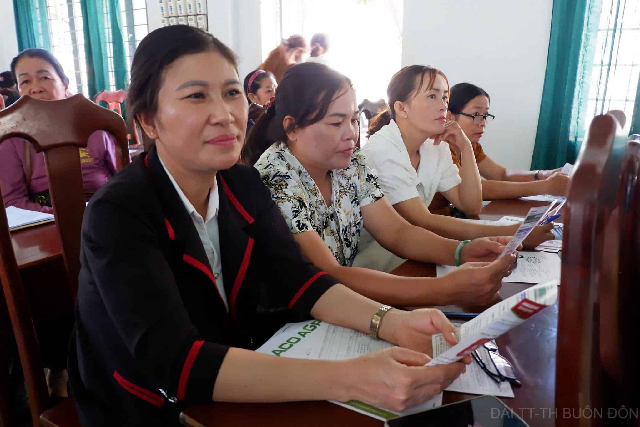 Cán bộ xã, thôn buôn tập huấn du lịch, nội dung phục vụ, đưa đón du khách đến tham quan. Ảnh: Bảo Lâm 