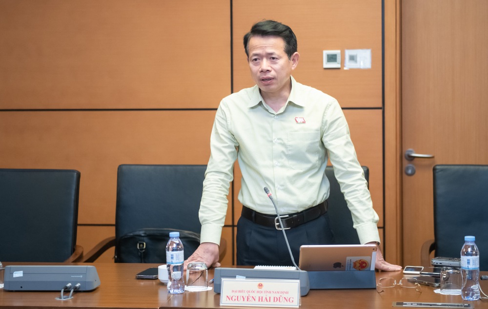 Diputados de la Asamblea Nacional Nguyen Hai Dung propuso no agregar el uso de drogas al proyecto de ley. Foto: Pham Dong