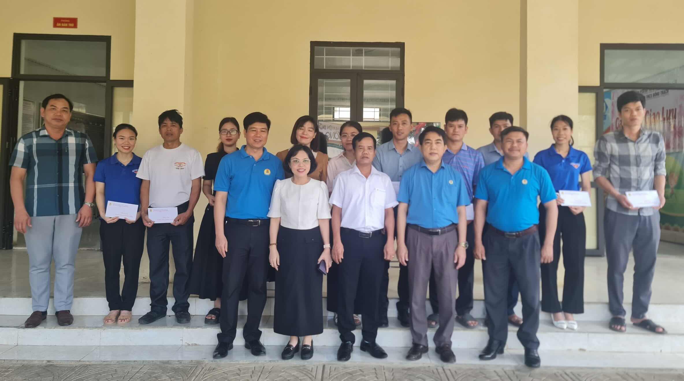 Quang Binh Provincial Federation of Labor presents gifts to workers in difficult circumstances. Photo: Xuan Cuong
