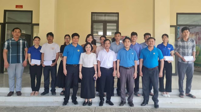 Tặng quà người lao động khó khăn tại tỉnh Quảng Bình