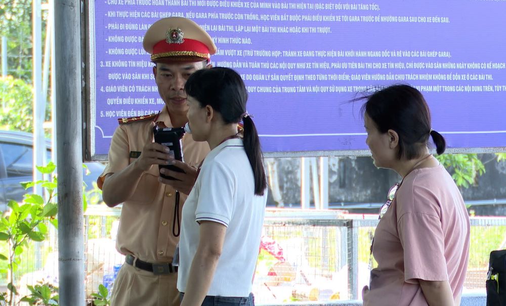 Kiem tra nong do con cua thi sinh truoc khi vao sat hach. Anh: Han Nguyen