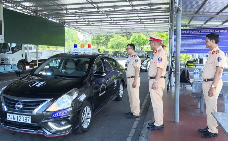 Quang Tri Provincial Police organizes driving license testing. Photo: Han Nguyen