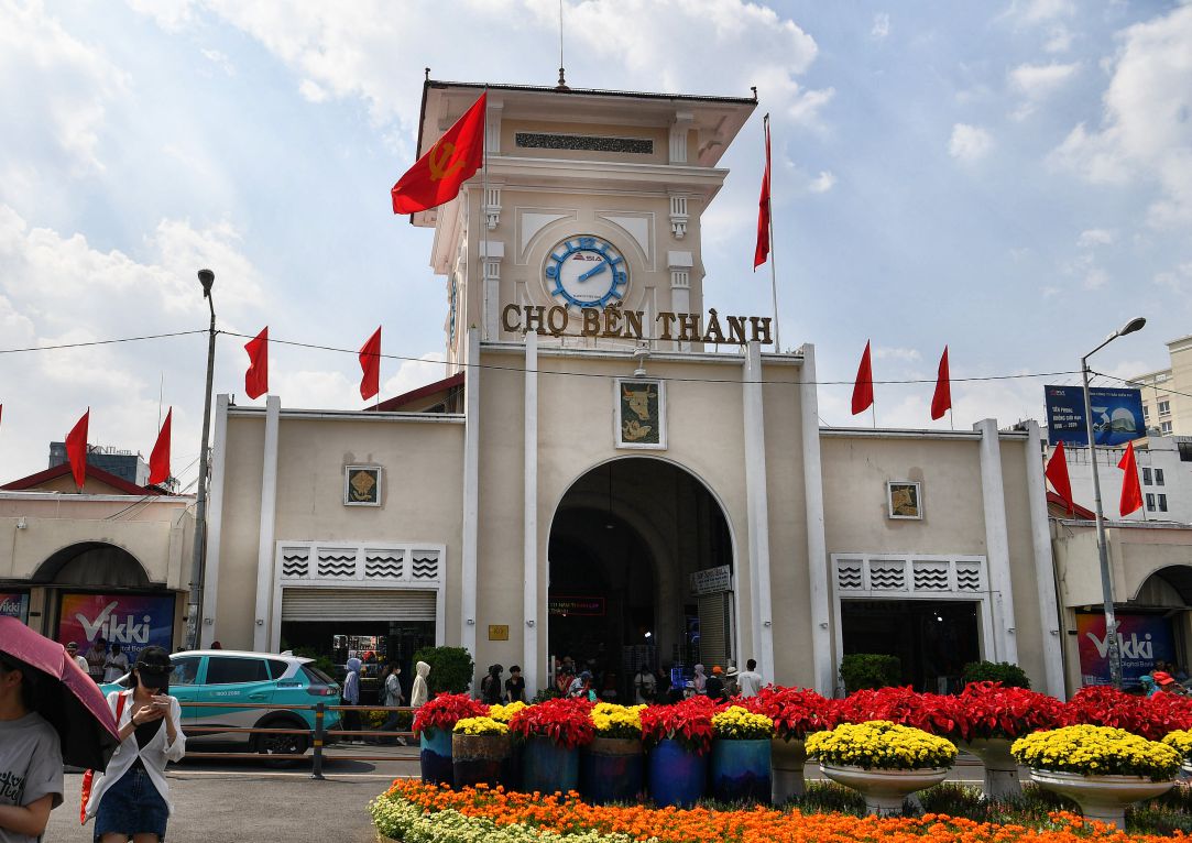 The clock tower at the main gate of Ben Thanh market has been deeply engraved in the memories of people and tourists.