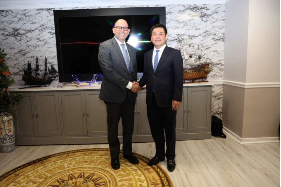 Minister Nguyen Hong Dien worked with Excelerate Energy Group to discuss opportunities for cooperation in developing LNG projects in Vietnam. Photo: Ministry of Industry and Trade