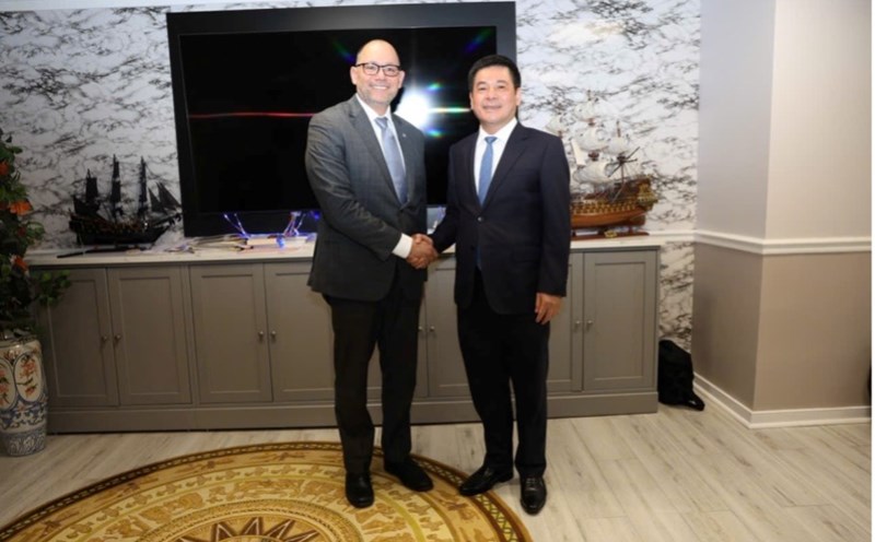 Minister Nguyen Hong Dien worked with Excelerate Energy Group to discuss opportunities for cooperation in developing LNG projects in Vietnam. Photo: Ministry of Industry and Trade