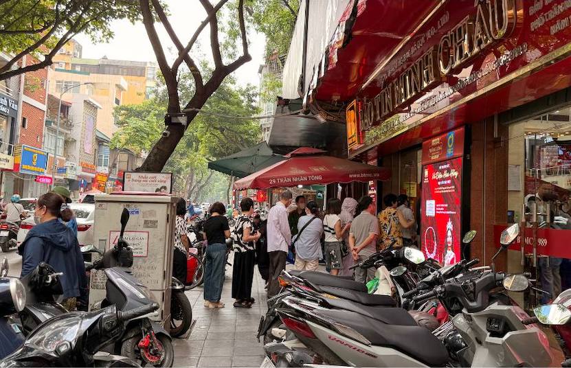 Sang 21.5, nhieu nguoi den cua hang vang bac da quy tai Ha Noi de mua vang nhan. Anh: Phuong Anh