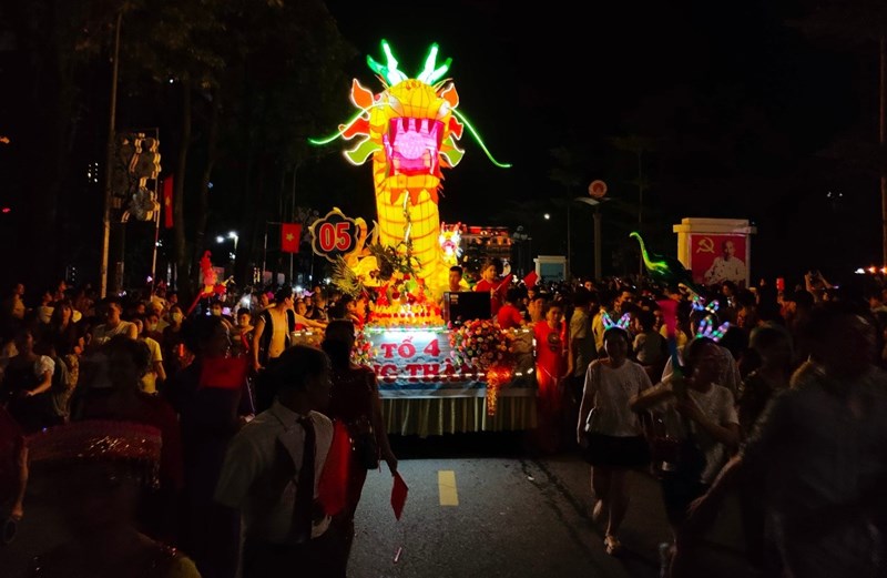Cac mo hinh den long khong lo khien khach du lich thich thu. Anh: Viet Bac