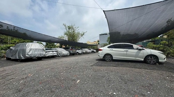 Một bãi xe không phép trên đất nông nghiệp tại phường Đại Kim, quận Hoàng Mai. Ảnh: Thành Lợi