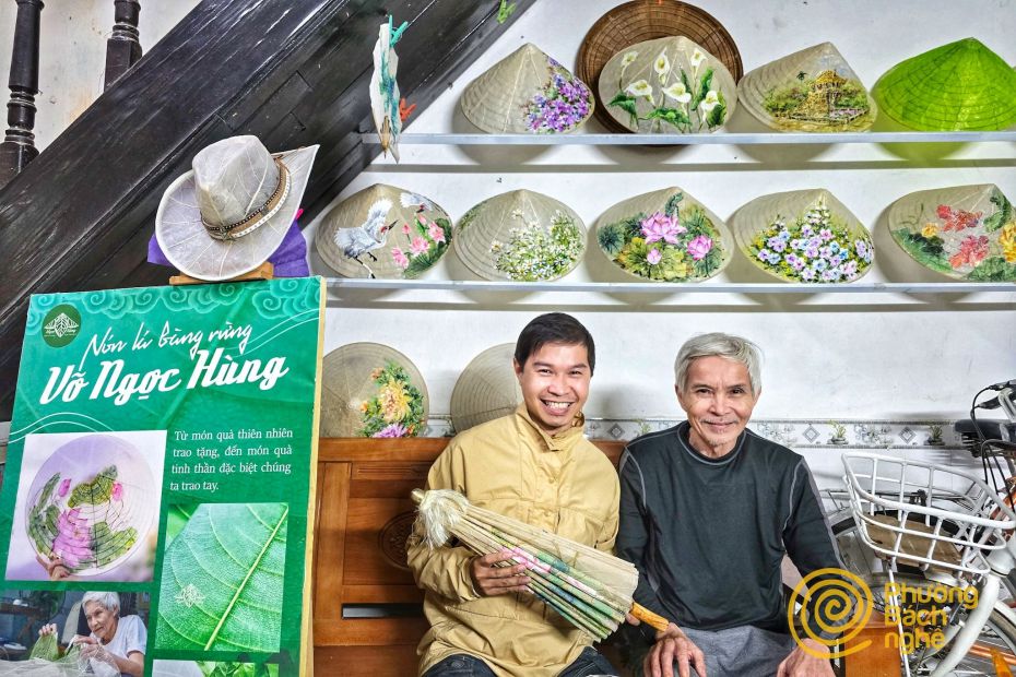 Chàng trai Ngô Quý Đức và nghệ nhân Võ Ngọc Hùng - người làm nón lá bàng, nét văn hóa của Huế. Ảnh: Nhân vật cung cấp