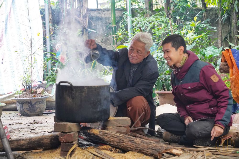 Trai nghiem goi banh chung cung Nghe nhan uu tu Nguyen Van Quyen (Thanh Oai, Ha Noi). Anh: Nhan vat cung cap