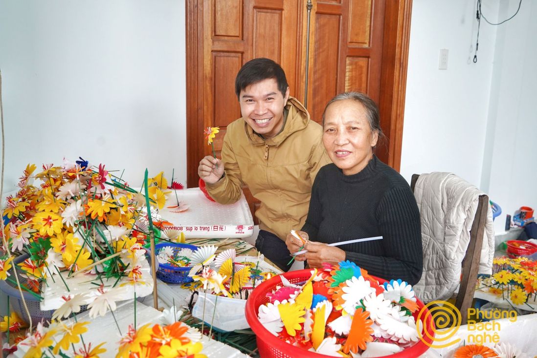Ngo Quy Duc chup anh cung co Tam o lang hoa giay Thanh Tien (Hue).