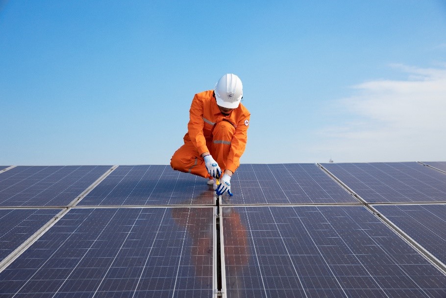 La instalacion de sistemas de celulas solares ayuda a la agencia a reducir los costos, proactivamente energia. Foto: Evnhanoi proporcionada.