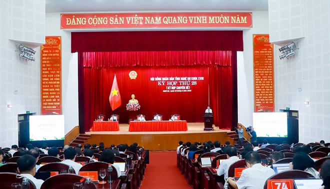 The 18th Nghe An Provincial People's Council voted to pass a resolution on the policy of arranging commune-level administrative units. Photo: Thanh Duy