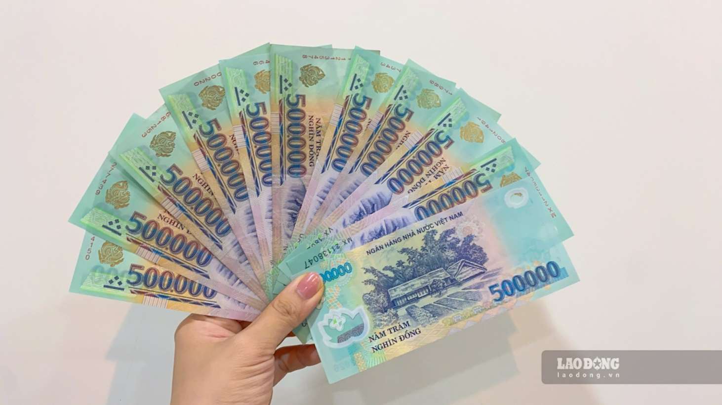 12-month savings interest rates in the banking system fluctuate around 4.9 - 9%. Photo: Tra My