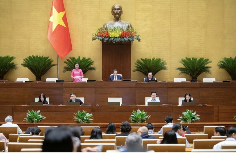 La novena sesion de la Asamblea Nacional de XV considerara modificar muchas regulaciones relacionadas con el trabajo de personal en provincias y ciudades al realizar la fusion y la fusion. Foto: Quochoi.vn