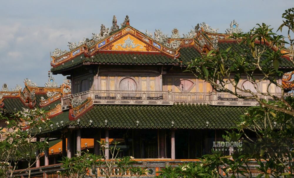 Lien quan den van de nay, hoa si Nguyen Phuoc Vinh Khanh - nguoi co nhieu nam nghien cuu, tham gia trung tu cac di tich va lang tam Hue cua trieu Nguyen danh gia rang, bang truc quan, co the thay cong trinh lau Ngu Phung xuong cap rat nhanh, chung to cong tac trung tu cong trinh nay co van de. Thong thuong, cac di tich sau khi duoc trung tu co the ton tai hang chuc nam moi can trung tu lai do tac dong cua thoi gian va thoi tiet. “Con o day, cong trinh nay chi moi 4 nam ma da xuong cap nhanh nhu vay, ca nhan toi cho rang kha nang rat cao la do quy trinh, vat lieu trong cong tac trung tu khong dam bao. Chi moi 4 nam nhung da bac het mau thi viec trung tu, bao ton cho cong trinh nay la dieu rat dang lo ngai”, ong Khanh noi.