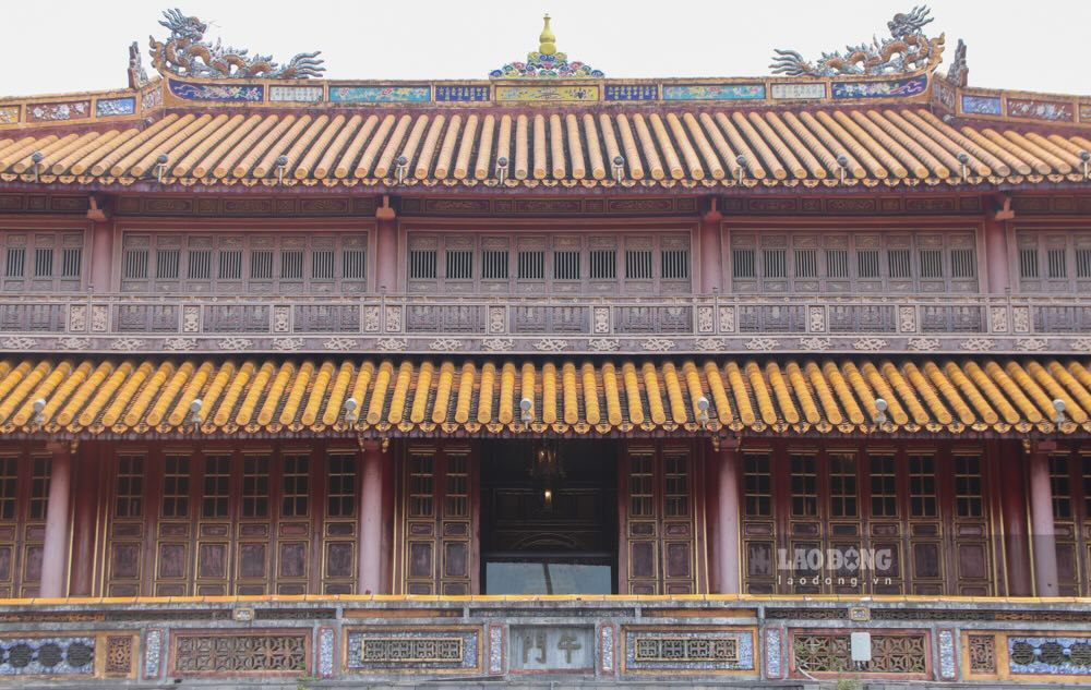 Co the thay, tang 1 va tang 2 cua lau Ngu Phung da thay doi mau sac mot cach ro ret. Tu mot dien mao tuoi tan, bong loang, cong trinh da tro nen “bac trot”, mau sac nhat nhoa. (Anh chup thang 5.2025).