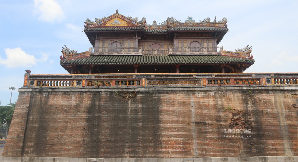 O dot trung tu keo dai tu nam 2012 den 2019 (lan trung tu gan nhat), Ngo Mon duoc tu bo toan dien, trong do co rat nhieu hang muc quan trong nhu: Tu bo phan nen dai va lau Ngu Phung (gia co nen mong, ve sinh than dai, tu bo lan can, nen gach cung nhu sua chua he thong vom cua phia duoi than dai) (Anh chup thang 5.2025).
