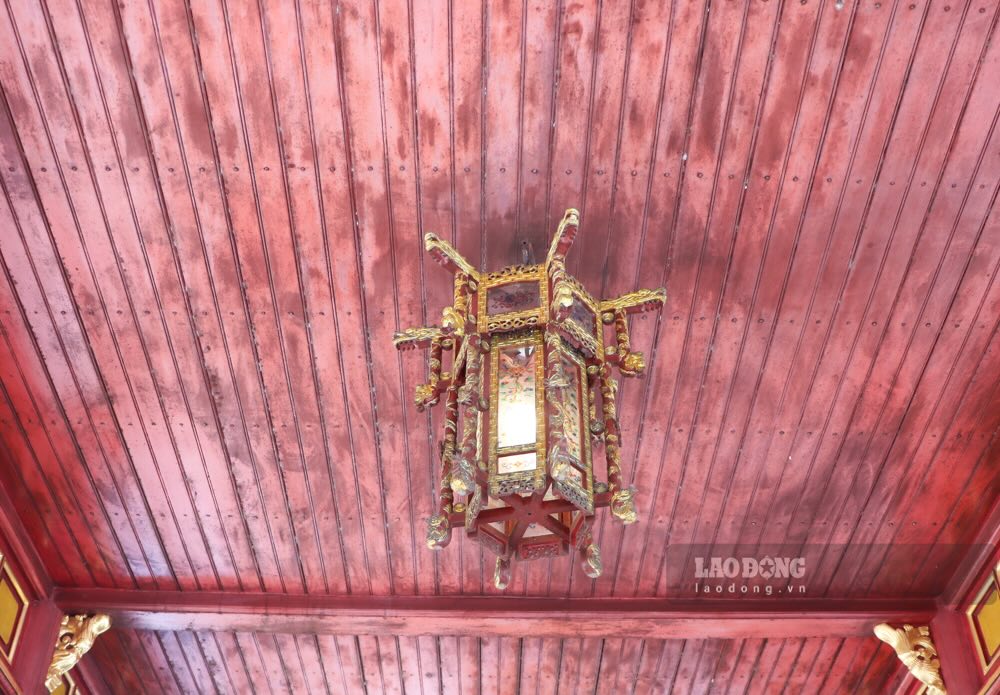 Dong thoi, phuc che phan trang tri mai va xu ly bao quan, chong moi cho cong trinh; son thep toan bo cau kien go lau Ngu Phung (hai tang nha chinh va Ta, Huu Duc Lau) bang ky thuat son truyen thong; he thong chieu sang noi that, chong chay theo ky thuat hien dai…. Khi do, viec trung tu Ngo Mon duoc chia thanh hai giai doan 2012 - 2015 va 2016 - 2019 voi so von dau tu hon 80 ti dong. Trong do, giai doan 2, cong trinh duoc dau tu voi khoang kinh phi 44 ti dong. Tuy nhien, chi sau 4 nam dua vao khai thac, su dung lau Ngu Phung da “xuong sac” ro ret. (Anh chup thang 5.2025).