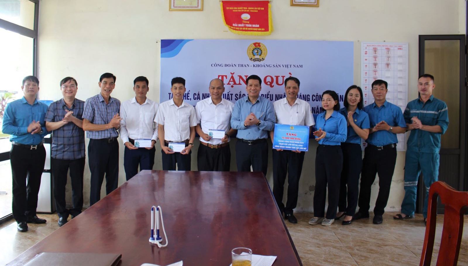 Công đoàn TKV biểu dương, trao quà cho 1 tập thể và 3 cá nhân của Trung tâm Cấp cứu mỏ - Vinacomin. Ảnh: Phạm Thắng
