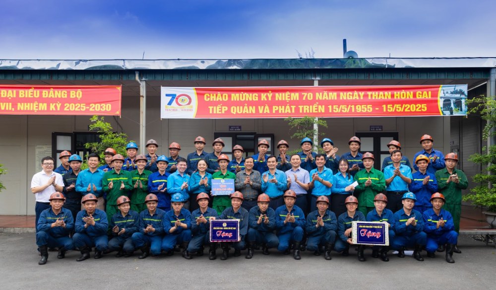 Los lideres del sindicato TKV presentaron un regalo de Hon Gai Coal Company. Foto: Thu Huyen