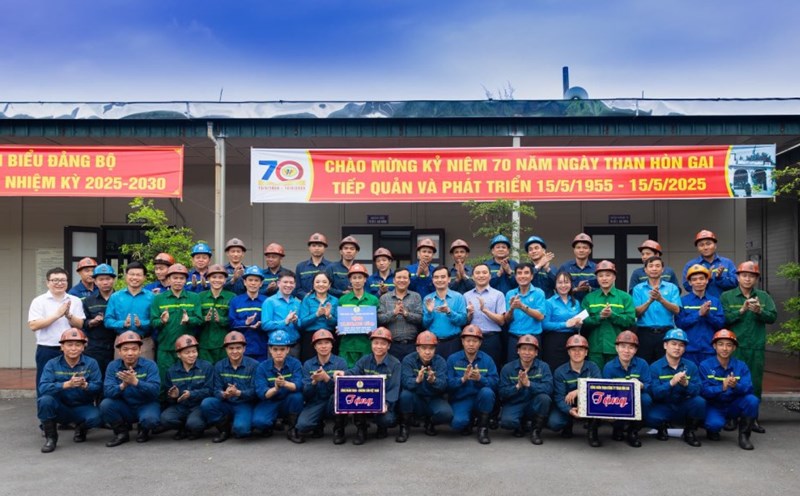 TKV Trade Union leaders presented gifts to Hon Gai Coal Company's employees. Photo: Thu Huyen