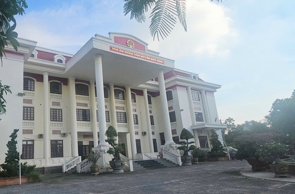 Tòa án nhân dân huyện Đức Hòa - nơi xét xử kín bị cáo Lê Tùng Vân về tội Loạn luân - đóng kín cửa, an ninh thắt chặt trong suốt phiên xét xử. Ảnh: Duy Minh