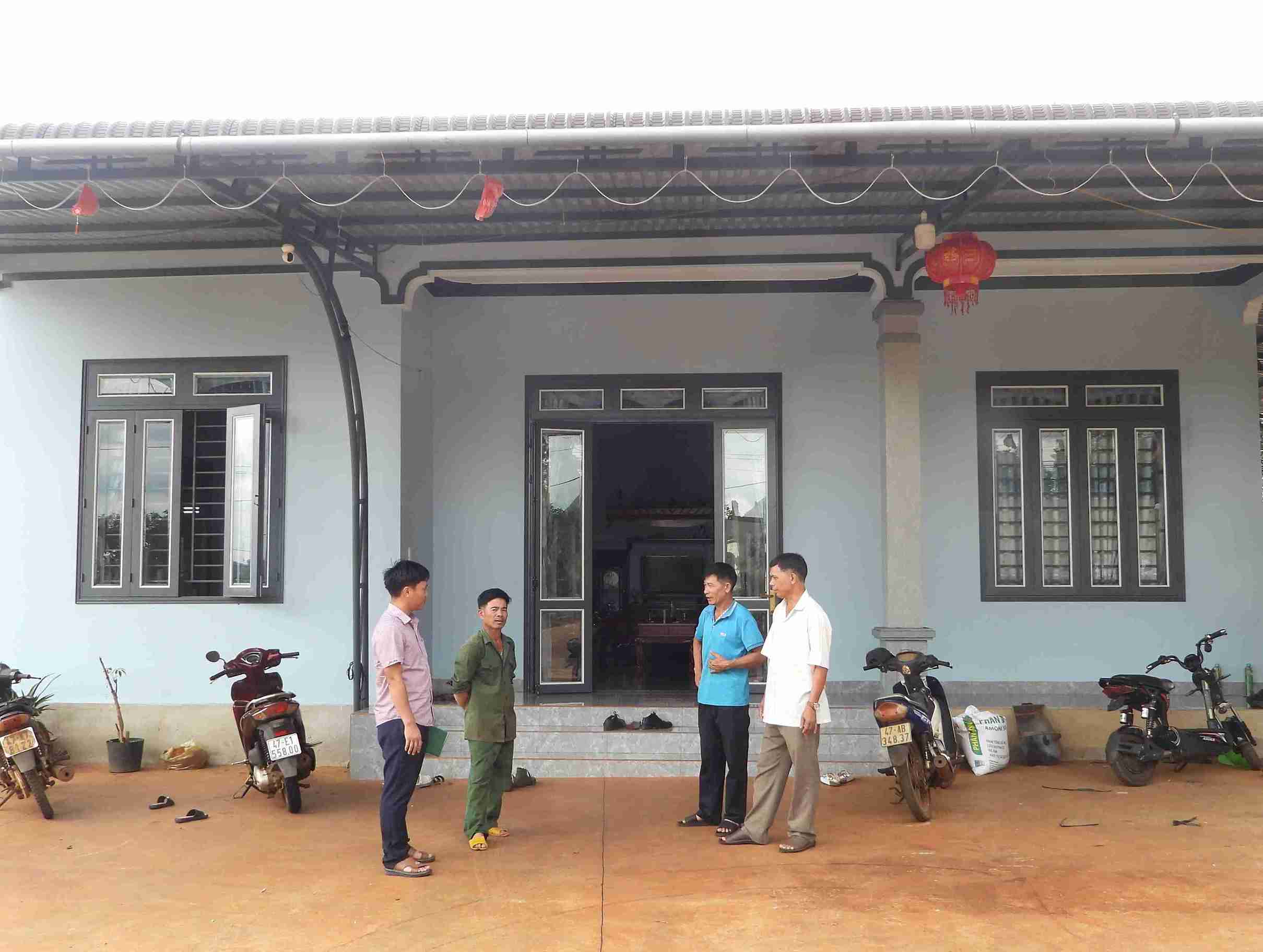 Sau khi thoat ngheo, anh Thang da xay dung mot can nha khang trang. Anh: Bao Trung