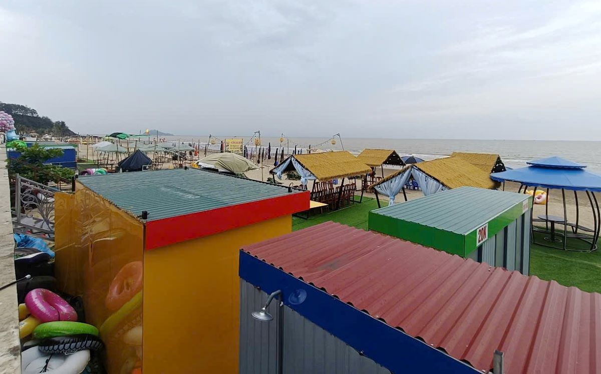 Khu vuc bai bien (o xa Hoang Truong, huyen Hoang Hoa, tinh Thanh Hoa) xay ra tinh trang chiem dung, su dung trai phep bo bien, bai cat de kinh doanh truoc do. Anh: Quach Du