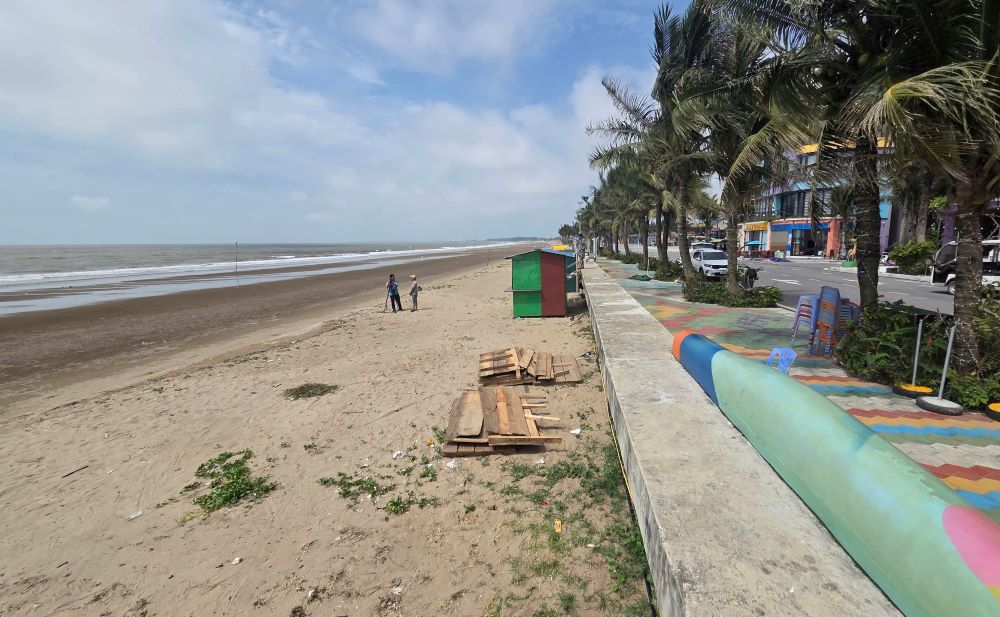 Hinh anh bai bien o xa Hoang Truong sau khi nguoi dan thao do cac leu lan dung trai phep. Anh: Quach Du