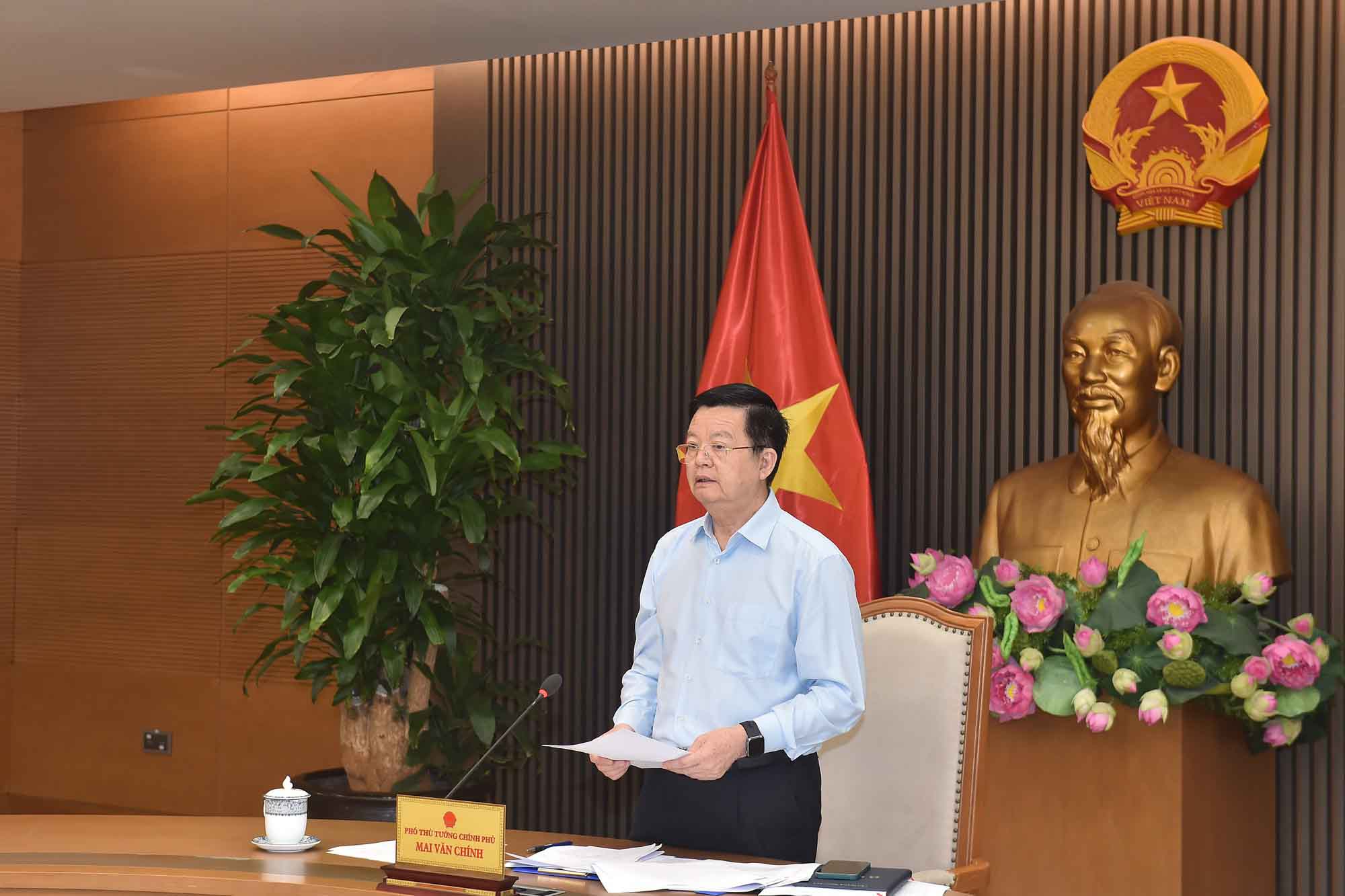 El viceprimer ministro Mai Van Chinh presidio la reunion con el Ministerio de etnico y religion sobre descentralizacion, descentralizacion y descomposicion de la autoridad en el campo de las minorias etnicas, creencias y religiones - Foto: VGP/Giang Thanh.