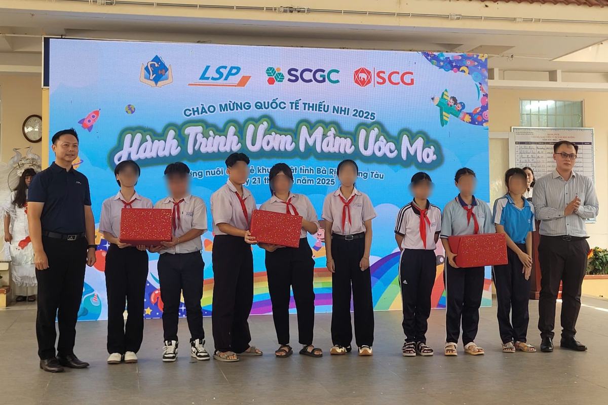 Giving gifts to students of the Ba Ria - Vung Tau School for the Gifted. Photo: Nhi Hoang
