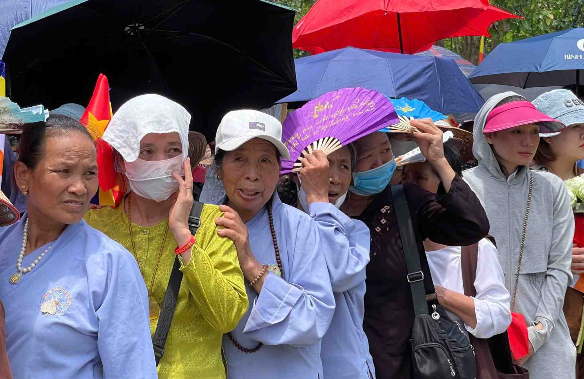 12h trua, nguoi dan van un un do ve chua Bai Dinh de chiem bai xa loi Duc Phat. Anh: Nguyen Truong