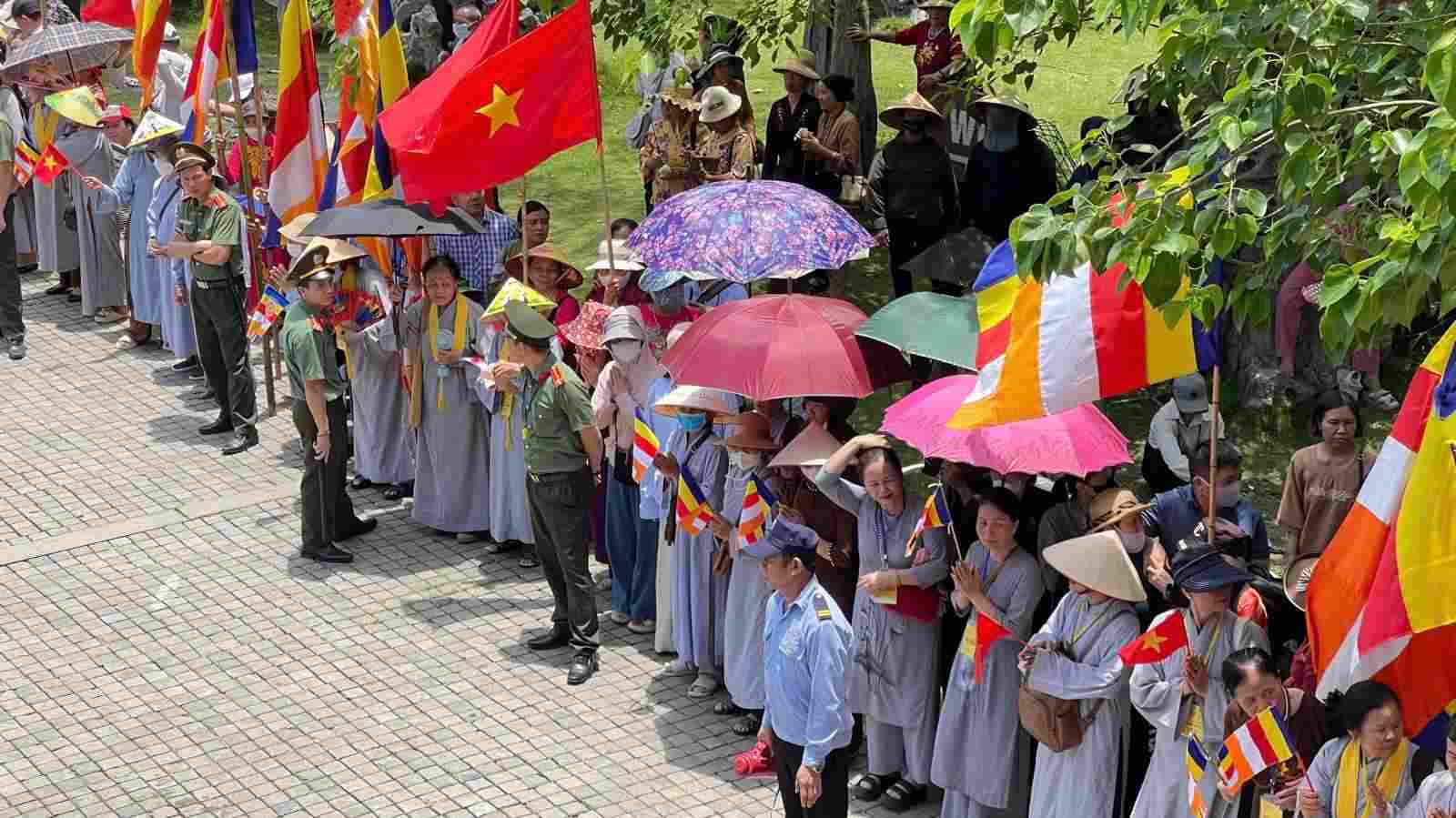 Nguoi dan doi nang xep hang de vao chiem bai xa loi Duc Phat. Anh: Nguyen Truong