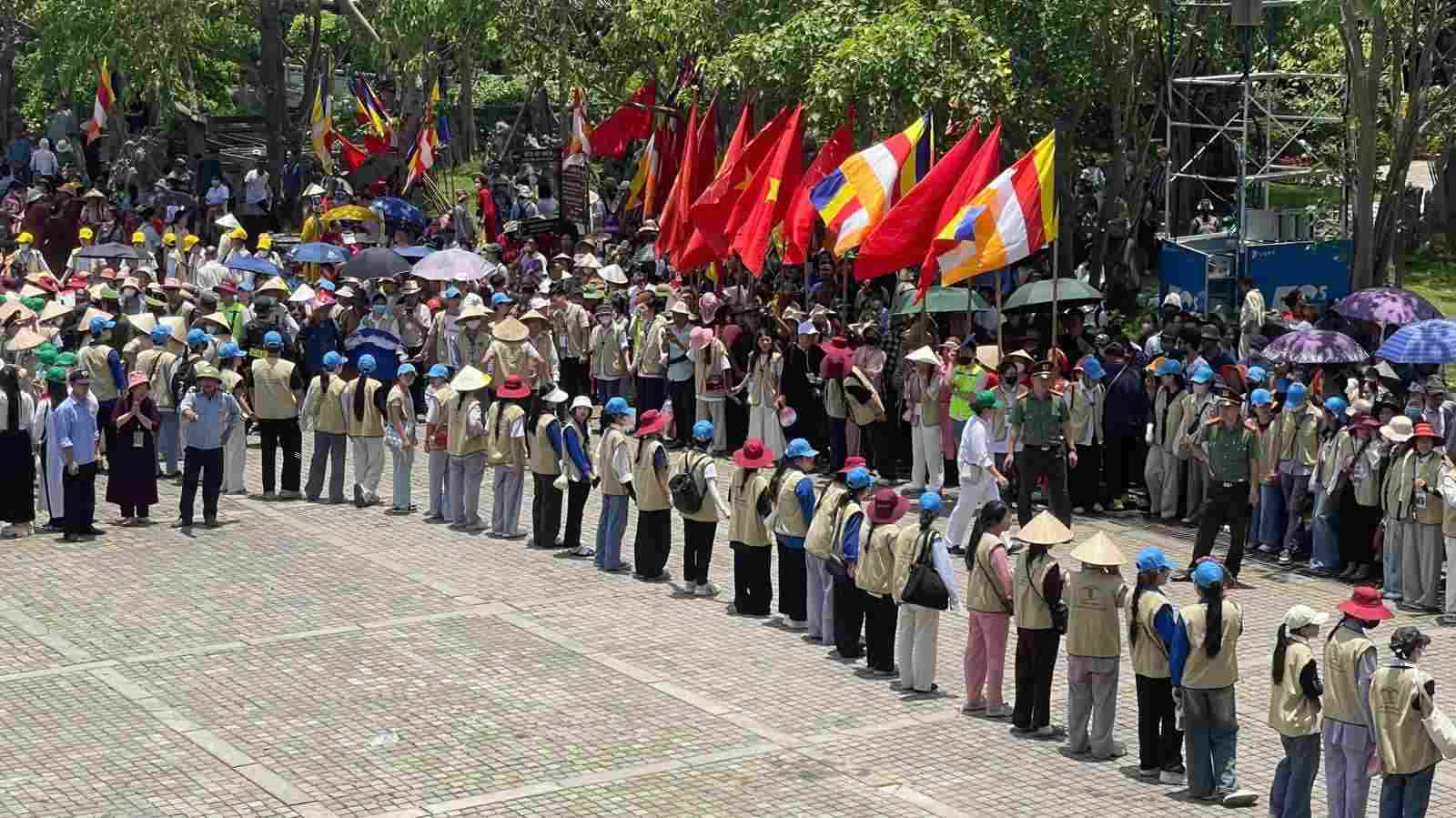 Mac du co hang nghin nguoi dan den chiem bai xa loi Duc Phat nhung cong tac an ninh tai chua Bai Dinh van duoc dam bao, khong xay ra tinh trang chen lan, do day. Anh: Nguyen Truong