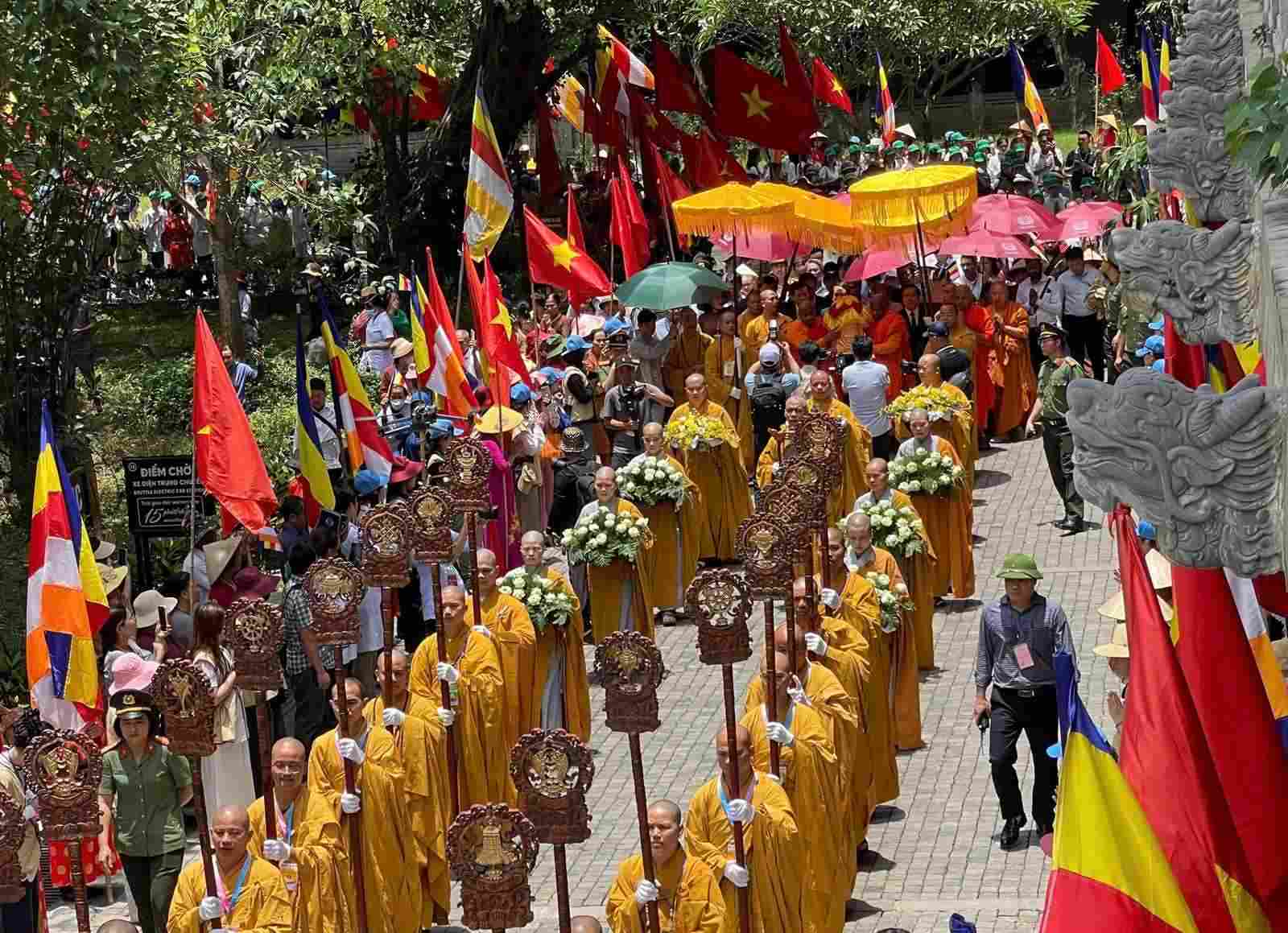 Xa loi Duc Phat duoc cung ruoc ve chua Bai Dinh (Ninh Binh) trong sang ngay 21.5. Anh: Nguyen Truong