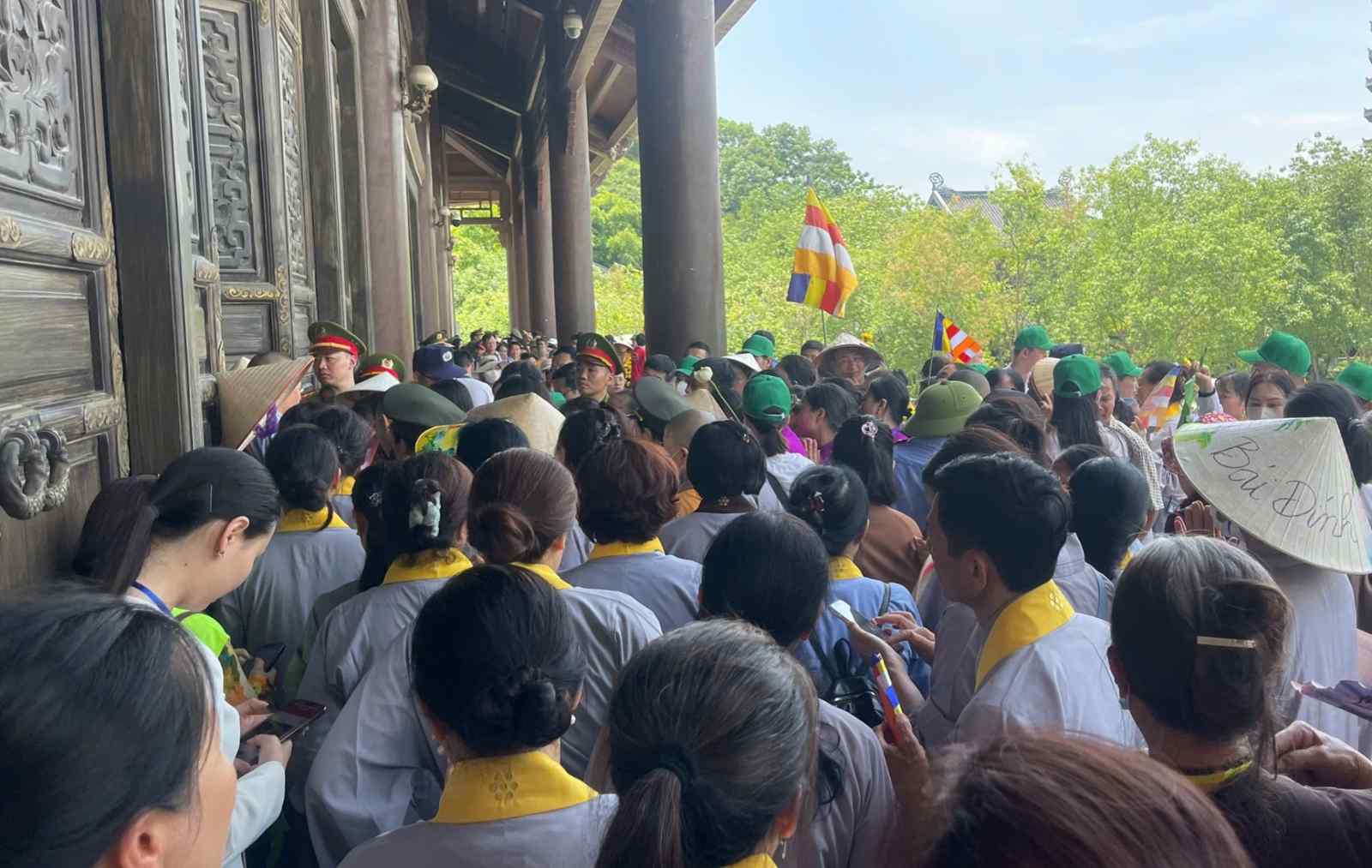 Hang nghin nguoi dan va cac tin do Phat tu da do ve chua Bai Dinh de chiem bai xa loi Duc Phat. Anh: Nguyen Truong