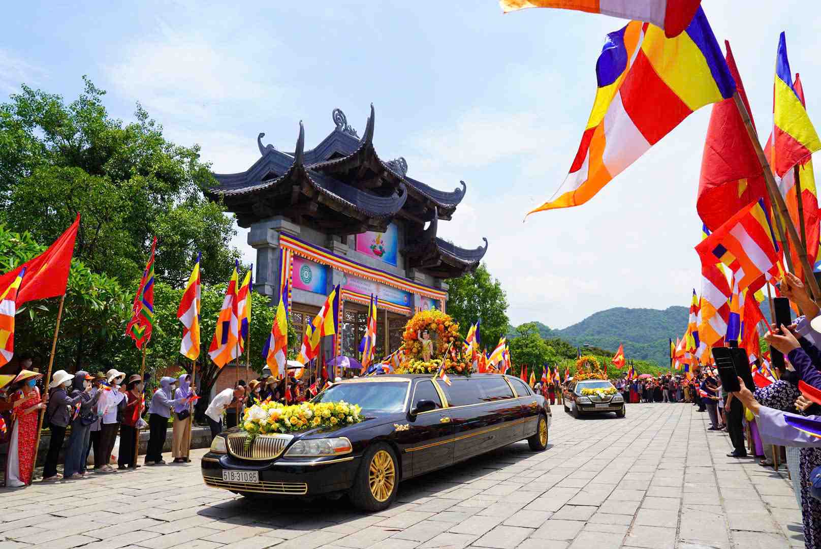 On the morning of May 21, the pilgrimage of Buddha Shishi Ca Mau Ni was led from Tam Chuc Pagoda (Ha Nam) to Bai Dinh Pagoda (Ninh Binh). Photo: Nguyen Truong