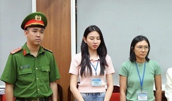 Señorita Nguyen Thuc Thuy Tien cuando escucha la orden de arresto de arresto. Foto: Ministerio de Seguridad Publica