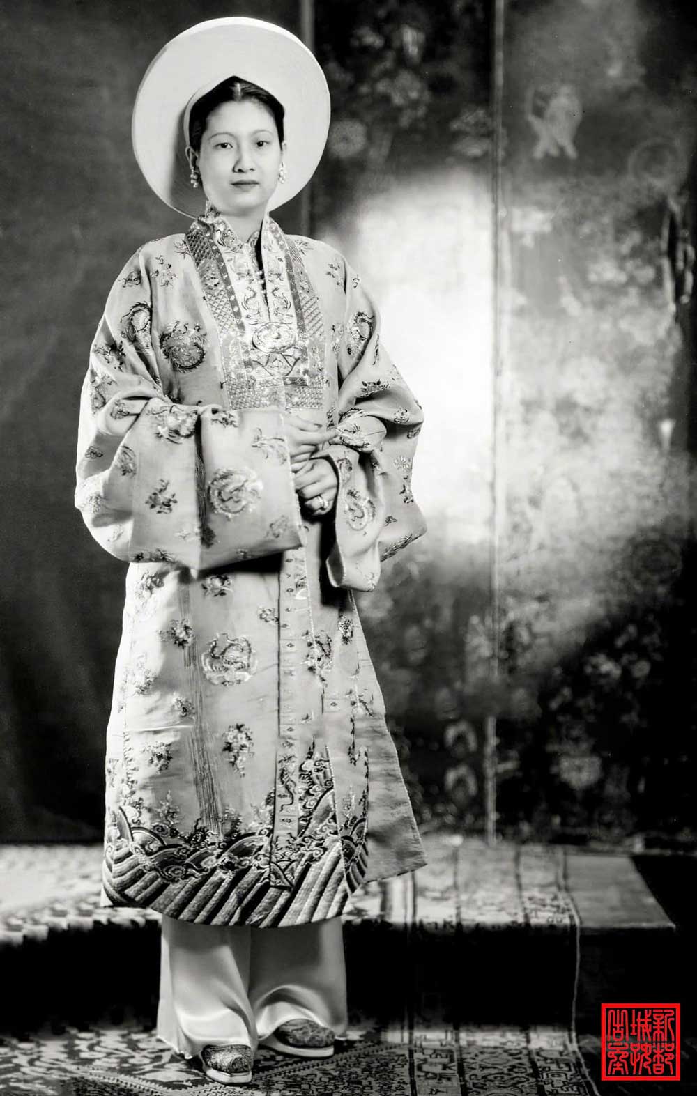 Anh chup toan than Hoang hau Nam Phuong khoac le phuc Nhat Binh trong khoang nhung nam 1949 -1950 tai Phap. Anh: Nguyen Tan Anh Phong.