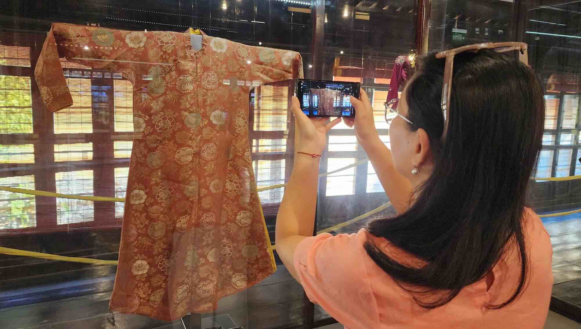 Chiec ao bang lua vang cua hoang thai hau Tu Cung. Anh: N. Linh.