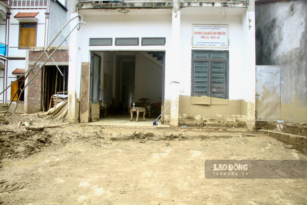 Máy móc được huy động, thu dọn bùn và 