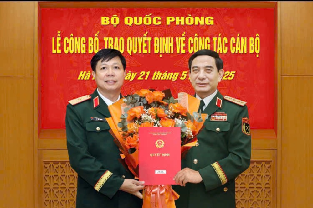Bộ trưởng Phan Văn Giang trao quyết định cho Thiếu tướng quân đội Lê Văn Trung. Ảnh: Ngọc Lê