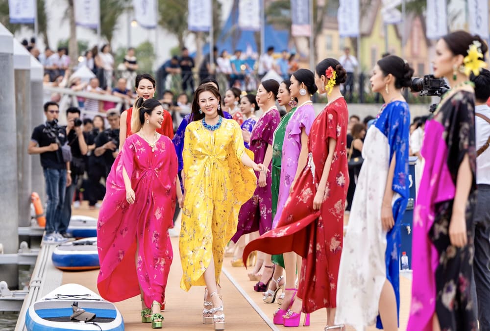 Designer Vu Tuong Vi introduces the collection " Vu khuc trang hoa". Photo: Interviewee