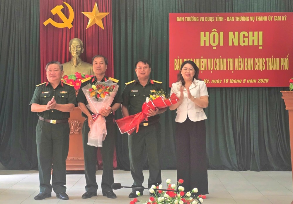Hoi nghi ban giao nhiem vu Chinh tri vien Ban CHQS TP Tam Ky. Anh: vhtttamky.quangnam.vn