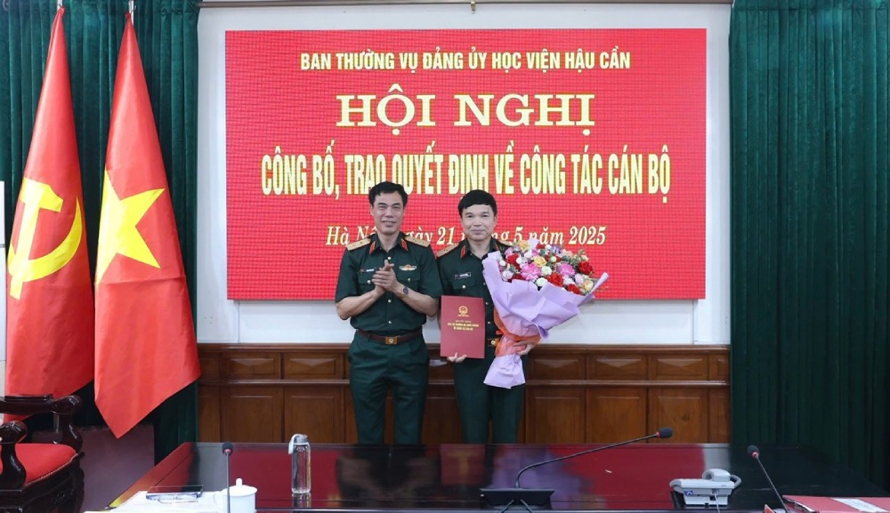 Lieutenant General Phan Tung Son - Deputy Secretary of the Party Committee, Director of the Hau Academy needs to present the decision and present flowers to congratulate Major General Trinh Ba Chinh. Photo: hocvienhaucan.edu.vn