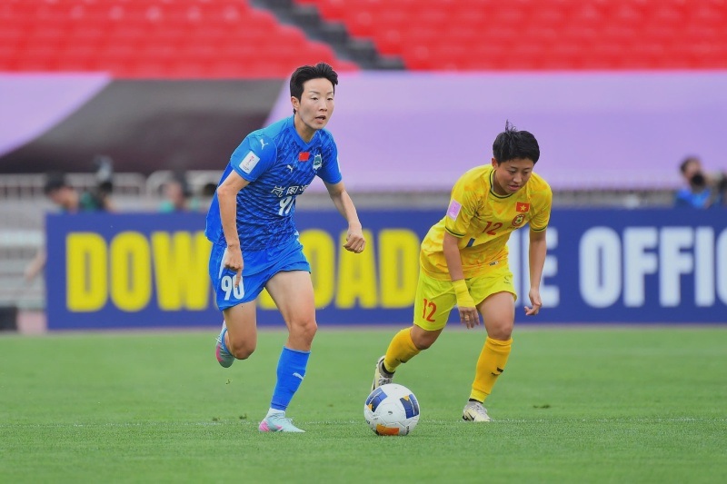 Wuhan Jiangda dang thi dau tot hon. Anh: TPHCM FC