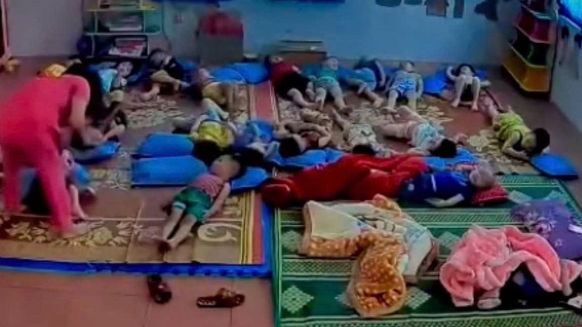 The image of a teacher abusing a preschool student in Hoa Binh was posted by people on social media. Screenshot