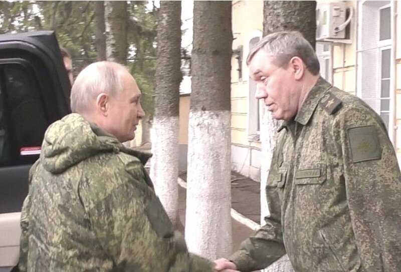 El Sr. Putin le dio la mano al jefe de personal de las fuerzas armadas rusas Valery Gerasimov durante su visita a Kursk a fines de marzo. Foto: Xinhua