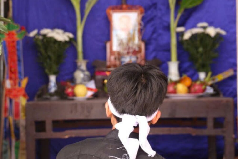 Hoan canh gia dinh ong Phong, ba Nien se cang eo le hon khi anh Doanh la lao dong chinh da khong con. Anh: To Cong - Duc Hoang.